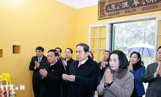 Chủ tịch Quốc hội dâng hương tưởng nhớ Chủ tịch Hồ Chí Minh tại Nhà 67