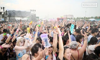 Hàng nghìn người đứng suốt 10 tiếng chờ Bi Rain ở TPHCM