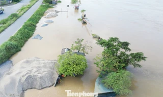 Lũ trên sông ở Trà Lý dâng cao nhấn chìm nhiều bến bãi