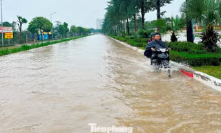 Nước sông Nhuệ dâng cao, tuyến đường 6 làn xe ở Hà Nội hóa thành sông