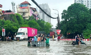 'Hốt bạc' giữa biển nước: Dịch vụ kéo xe 'chạy sô' 200.000 đồng mỗi lượt ở Hà Nội