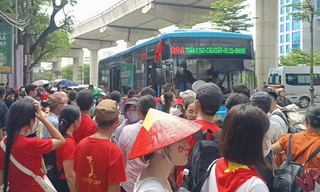 Hình ảnh khách đi xe buýt đông hiếm gặp ở Hà Nội