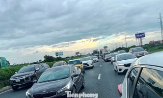 Phương tiện tăng gấp 2 - 3 lần, cửa ngõ Hà Nội và cao tốc ùn tắc kéo dài
