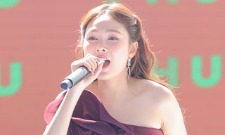 Ca sĩ Lưu Hiền Trinh: 'Tôi tự hào khi hát tại Lễ thượng cờ và đêm concert 15.000 vận động viên, khán giả'