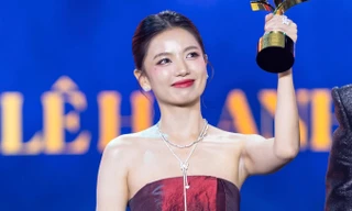 'Mưa đỏ' càn quét giải thưởng, bất ngờ màn vinh danh Việt Hương