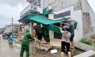 Hưng Yên có 300 căn nhà bị hư hại, 870 ha lúa bị đổ do mưa lốc