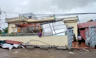 Cảnh nhà đổ tan hoang sau dông lốc càn quét ở Hưng Yên