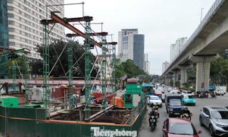 Hàng rào dự án xử lý nước thải vẫn nằm trên đường, gây ùn tắc giao thông