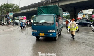 Cửa ngõ Hà Nội đông nghẹt, CSGT chặn xe tải vào nội đô giờ cấm