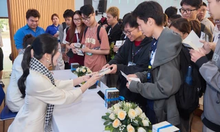 Hàng nghìn sinh viên TPHCM xếp hàng nhận sách, tranh luận sôi nổi hành trình khởi nghiệp