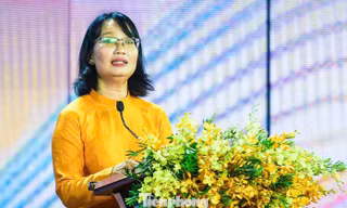 400 bộ áo dài bao phủ phố đi bộ Nguyễn Huệ