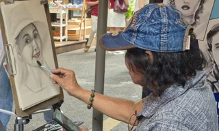Gặp họa sĩ nhiều năm vẽ chân dung du khách trên Đường sách ở TPHCM