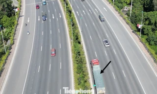 Nhiều tài xế lúng túng trong ngày đầu cấm xe tải, xe khách đi làn 1 trục Nhật Tân - Nội Bài