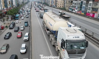 Xe tải 'phớt lờ' giờ cấm, Vành đai 3 trên cao lại ùn tắc