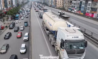 Xe tải 'phớt lờ' giờ cấm, Vành đai 3 trên cao lại ùn tắc