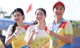 Hoa hậu, á hậu và người đẹp đón bình minh giữa phố biển Nha Trang