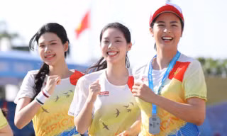 Hoa hậu, á hậu và người đẹp đón bình minh giữa phố biển Nha Trang