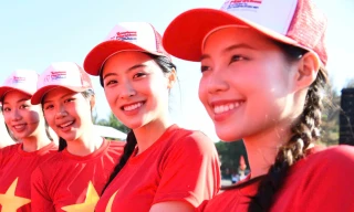 Xúc động khoảnh khắc hàng nghìn người tôn vinh lá cờ Tổ quốc rộng 2.166 m2