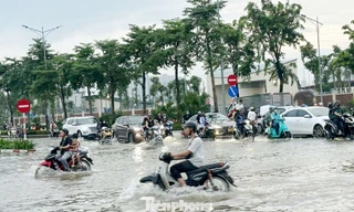 Nước sông Nhuệ dâng cao gây ngập và tê liệt nhiều tuyến đường