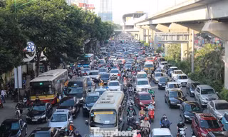 Chuẩn bị dựng rào chắn trên đường Nguyễn Trãi để thi công dự án chống ngập