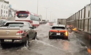 Đường Vành đai 3 trên cao Hà Nội biến thành 'sông', ô tô chết máy hàng loạt