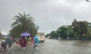 Điểm danh một số tuyến đường Hà Nội bị ngập, giao thông ùn tắc