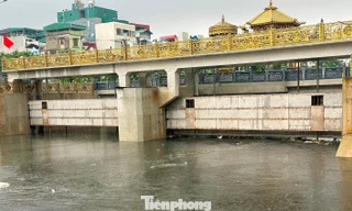 Đập dâng vận hành ra sao khi nước sông Tô Lịch dâng gần 5 mét