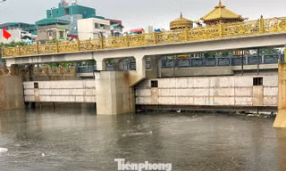 Đập dâng vận hành ra sao khi nước sông Tô Lịch dâng gần 5 mét