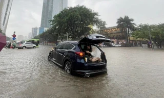 Hà Nội ngập, ùn tắc kéo dài giờ tan tầm: Người dân chui vào cốp xe chờ nước rút