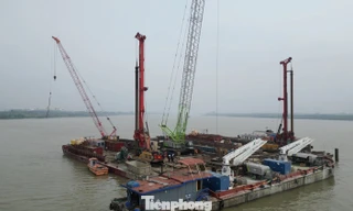 Cầu Ngọc Hồi nối Hà Nội với Hưng Yên tăng tốc thi công hai trụ cầu tháp dây văng