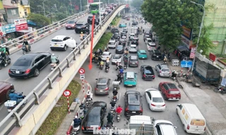 Hà Nội: Một đoạn đường chưa đầy 500 mét 'gánh' hai điểm nóng ùn tắc