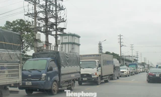 Xe tải ‘né’ trạm thu phí QL5, phá hỏng đường dân sinh