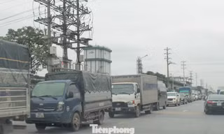 Xe tải ‘né’ trạm thu phí QL5, phá hỏng đường dân sinh