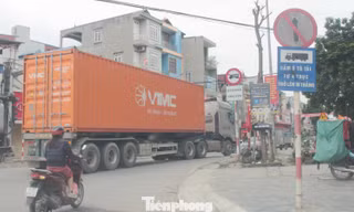 Cận cảnh xe tải trọng lớn phớt lờ biển cấm, nườm nượp 'cày nát' đường dân sinh ở Hưng Yên