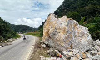 Khối đá nặng cả trăm tấn lăn xuống Quốc lộ 