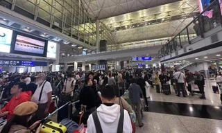 Hàng không toàn cầu tê liệt, khách bay mắc kẹt ở Trung Đông