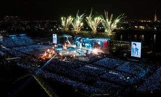 Hàng chục nghìn người đi xem 30 anh trai và các em xinh