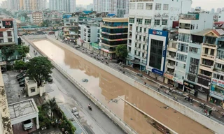 Như bể bơi khổng lồ sau mưa lớn, hầm chui Vành đai 2,5 hiện ra sao?