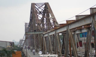 Cầu Long Biên cấm tàu hỏa, hành khách đi lại ra sao?