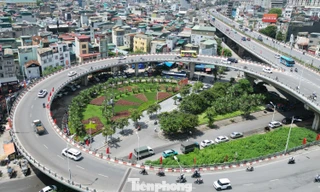'Chống nạng' bằng sắt cho dầm cầu Vĩnh Tuy sau vụ cháy