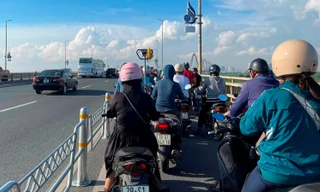 Ngày đầu dựng rào sắt, làn xe máy cầu Nhật Tân ùn tắc giờ cao điểm