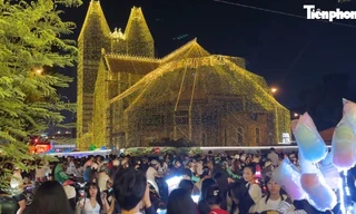 Đổ xô ra trung tâm TPHCM chiêm ngưỡng Nhà thờ Đức Bà 