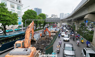 Người dân chật vật đi qua nhiều lô cốt, hàng rào thi công ở Hà Nội