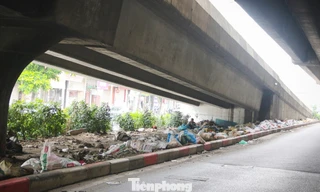 Chủ tịch Hà Nội chỉ đạo xử lý tình trạng rác dày đặc đường Vành đai 2, Vành đai 3