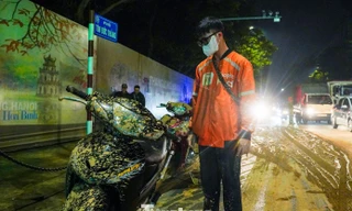 Truy tìm xe tải và nguồn bùn nhão đổ tràn trên phố 