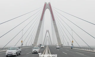 Cấm xe đi lên cầu Nhật Tân vào ban đêm để chuẩn bị tổ chức lại giao thông