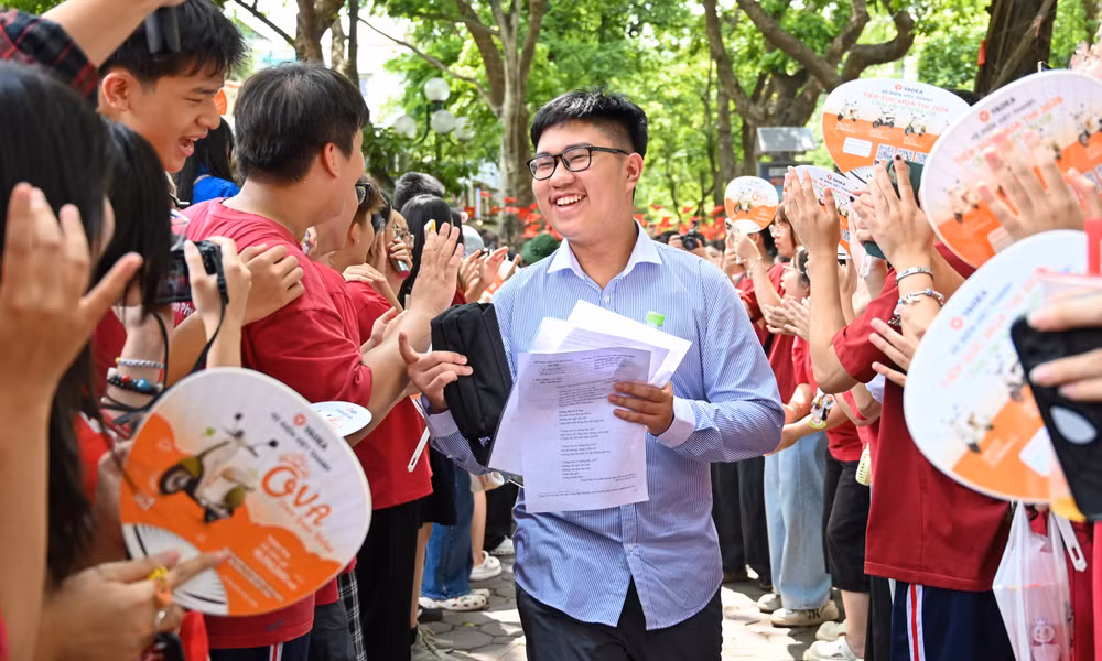Sĩ tử Hà Nội cười tươi sau môn Ngữ Văn: Đề 'dễ thở', bám sát thực tế