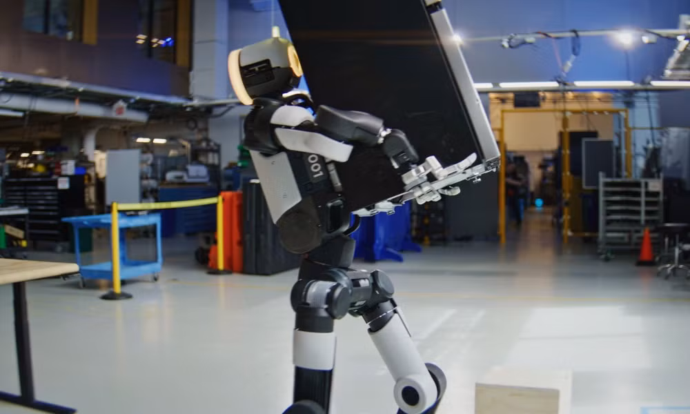 'Gây sốt' video robot hình người nâng và di chuyển một chiếc tủ lạnh nặng 23kg