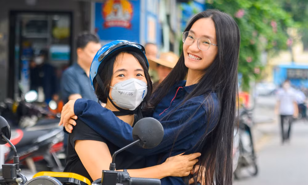 Phụ huynh ôm hôn, cổ vũ thí sinh bước vào ngày thi đầu tiên: 