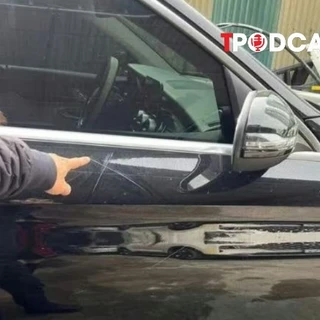 NÓNG 14/2: Tin mới vụ xe Mercedes bị cào xước, bẻ gương, đập kính khi đỗ trước trung tâm tiếng Anh